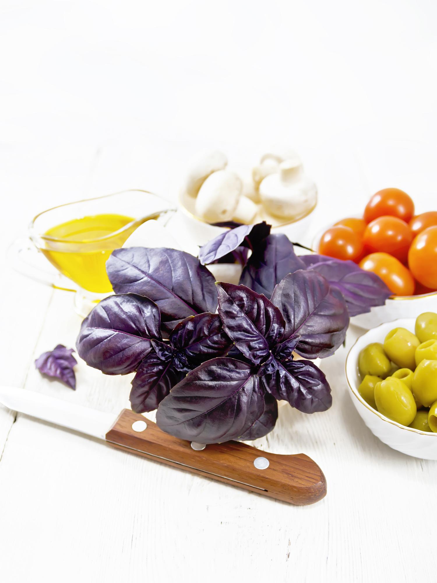 Tavolo da cucina con ingredienti freschi